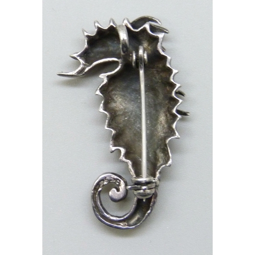 7118 - A silver brooch / pendant in the form of a seahorse, 3.6cm