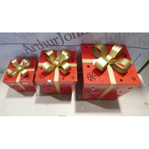 6005 - An LED metal Christmas gift box  assortment (377-465) *This lot is subject to VAT