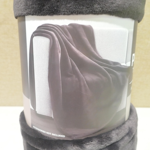 6277 - A Soft Elegance plush throw (378-364) *This lot is subject to VAT