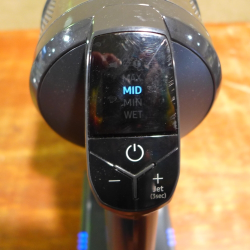 6194 - A Samsung Jet 75 stick vacuum cleaner with charger, original RRP £249.99 + VAT (378-434) *This lot i... 