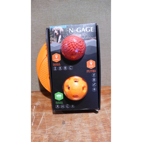 6215 - A N-Gage Dog Toy and a Wilson steam paddle board, (378-159,573) *This lot is subject to VAT
