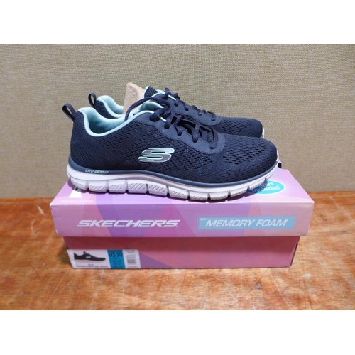 6224 - A pair of Skechers trainers, UK size 7 (377) *This lot is subject to VAT