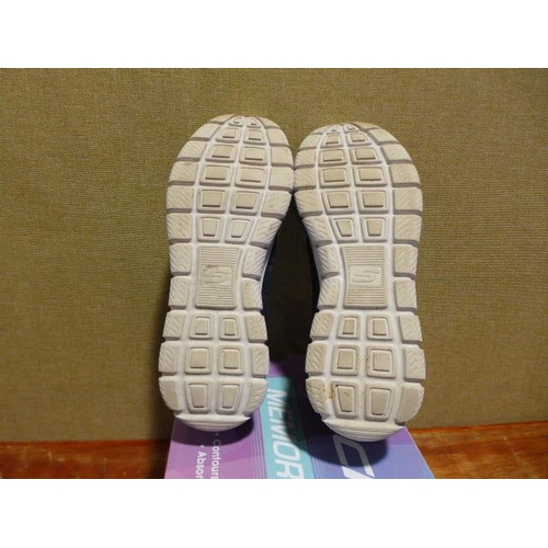 6224 - A pair of Skechers trainers, UK size 7 (377) *This lot is subject to VAT