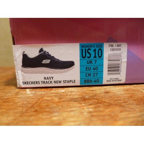 6224 - A pair of Skechers trainers, UK size 7 (377) *This lot is subject to VAT