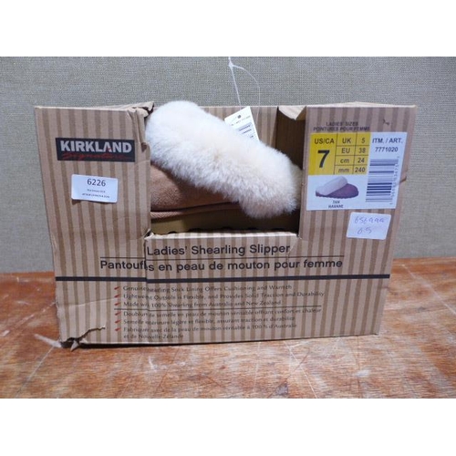 6226 - A pair of Kirkland Signature ladies shearling slippers, UK size 5 (377) *This lot is subject to VAT