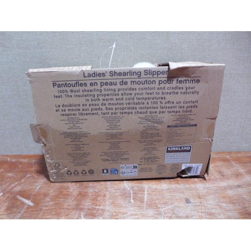 6226 - A pair of Kirkland Signature ladies shearling slippers, UK size 5 (377) *This lot is subject to VAT