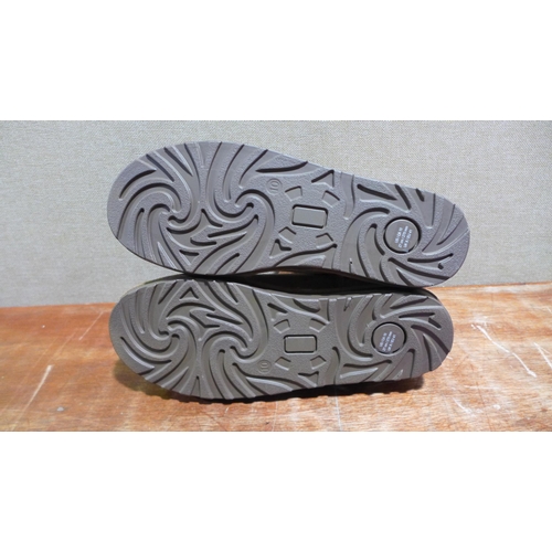 6237 - A pair of womens boots, UK size 8 and a pair of Heritage 63 Pajar sandals, UK size 4 (377) *This lot... 