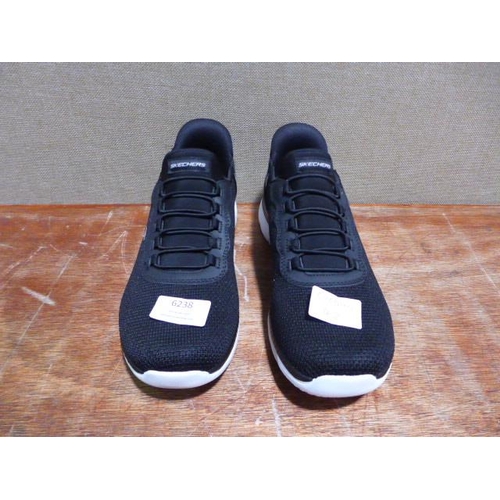 6238 - A pair of Skechers hands free UK size 6 (377) *This lot is subject to VAT
