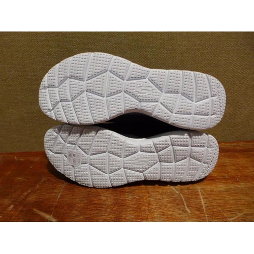 6238 - A pair of Skechers hands free UK size 6 (377) *This lot is subject to VAT