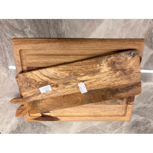 3260 - A pair of chopping boards