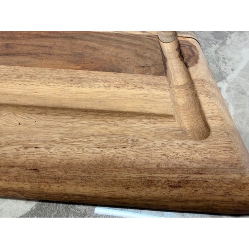3260 - A pair of chopping boards