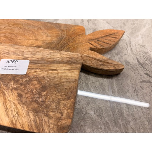 3260 - A pair of chopping boards