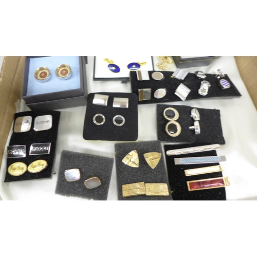 2073 - A collection of cufflinks and tie-pins