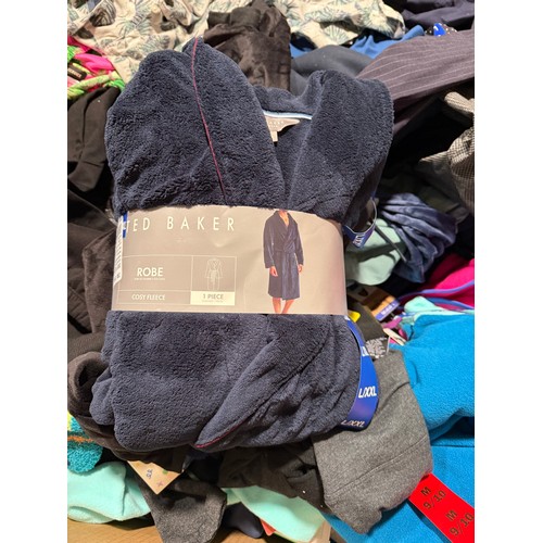 6083 - A pallet of mixed clothing to include trousers, shirts, jeans, hoodies, etc. Various brand styles an... 