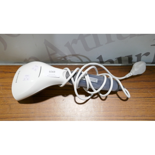 6069 - A Philips handheld steamer and an Airia Living memory foam travel pillow  (378-90,304) *This lot is ... 