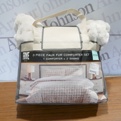 6093 - A Frye faux fur comforter bundle,  (379-500) *This lot is subject to VAT