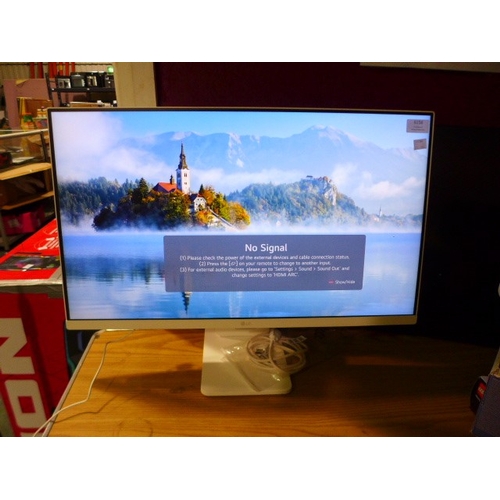 6156 - An LG MyView 27