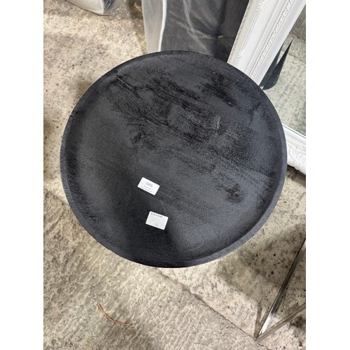 3006 - A Mariano circular side table *This lot is subject to VAT