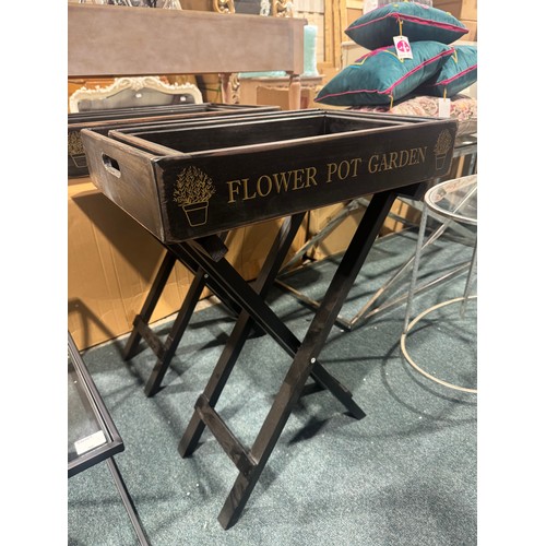 3033 - A black champagne tray on stand