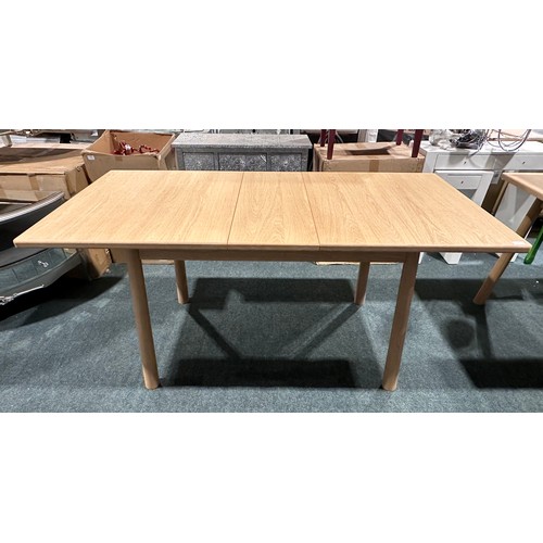 3050 - An Andersson Bianco oak extending dining table