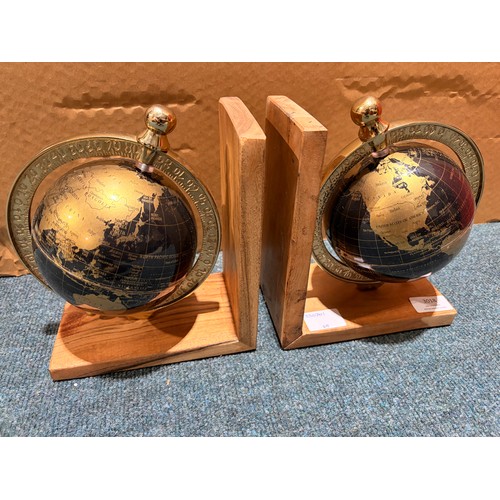 3054 - A pair of black and gold effect globe bookends