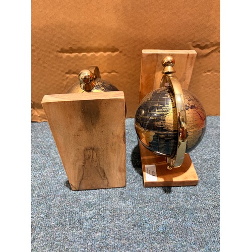 3054 - A pair of black and gold effect globe bookends