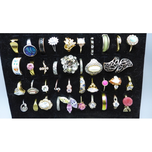7162 - Thirty eight dress rings