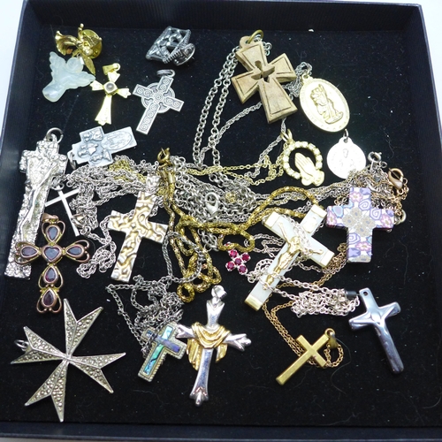 7163 - A collection of crosses and religious jewellery