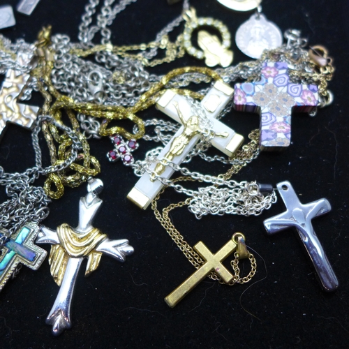 7163 - A collection of crosses and religious jewellery