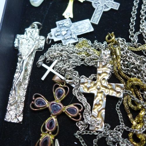 7163 - A collection of crosses and religious jewellery