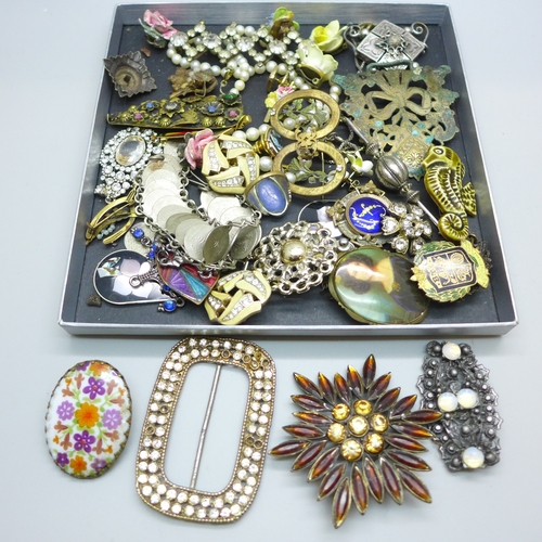 7164 - A collection of vintage jewellery