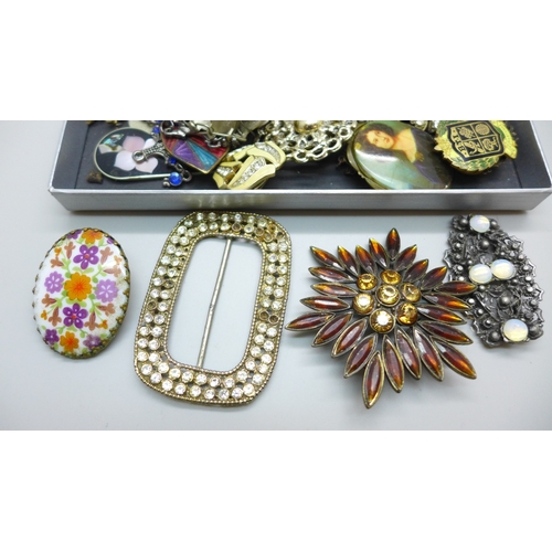 7164 - A collection of vintage jewellery