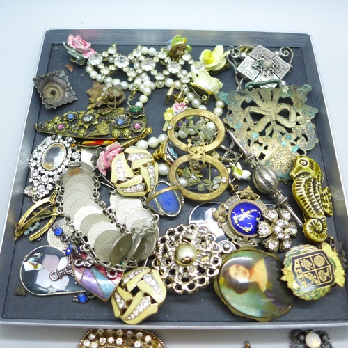 7164 - A collection of vintage jewellery