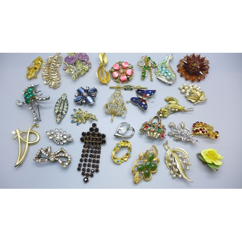 7165 - Thirty costume brooches