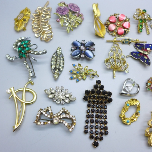 7165 - Thirty costume brooches