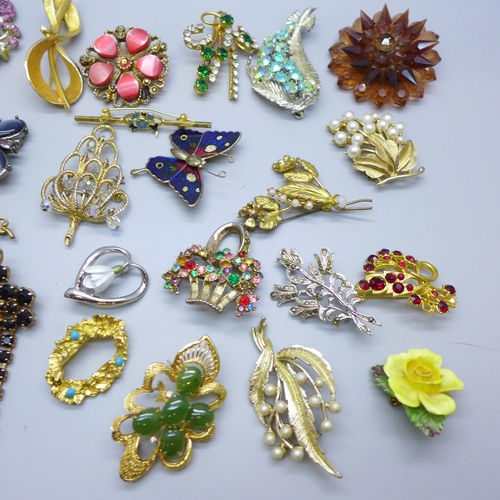 7165 - Thirty costume brooches