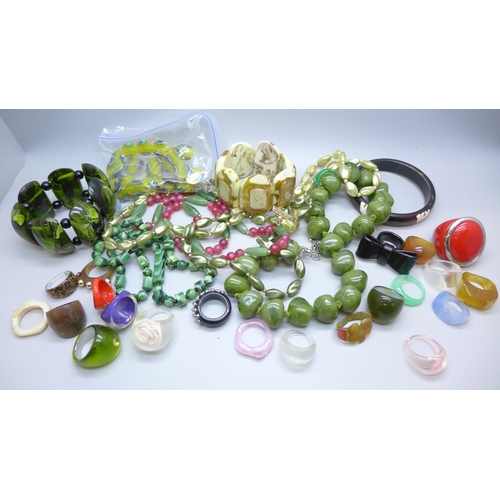 7167 - A collection of plastic jewellery