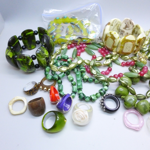 7167 - A collection of plastic jewellery
