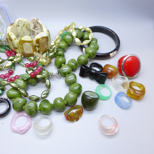 7167 - A collection of plastic jewellery