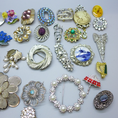 7170 - Thirty four brooches including a floral silver example (9g)