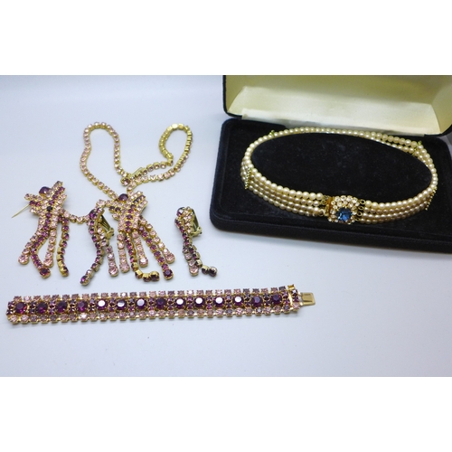 7175 - A vintage jewellery suite comprising of a matching necklace, bracelet, brooch and earrings, and four... 