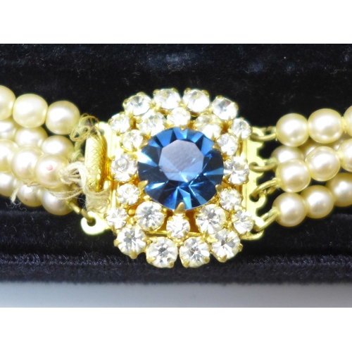 7175 - A vintage jewellery suite comprising of a matching necklace, bracelet, brooch and earrings, and four... 