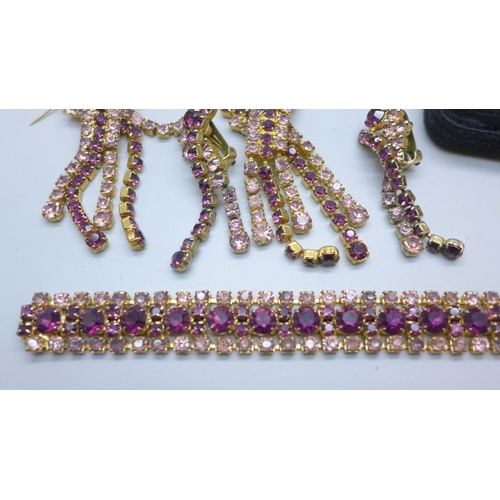 7175 - A vintage jewellery suite comprising of a matching necklace, bracelet, brooch and earrings, and four... 