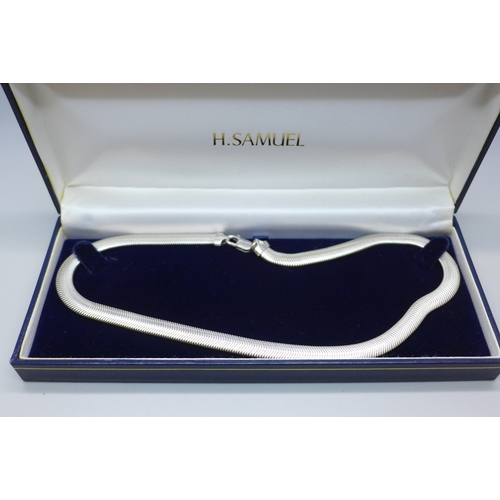 7176 - A silver flat snake link necklace chain, 39g, 43cm