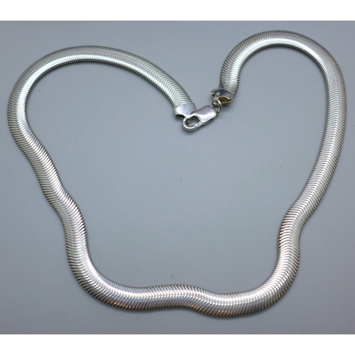 7176 - A silver flat snake link necklace chain, 39g, 43cm