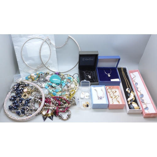 7178 - A collection of costume jewellery, and a silver pendant on chain