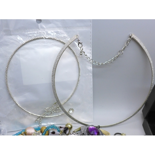 7178 - A collection of costume jewellery, and a silver pendant on chain