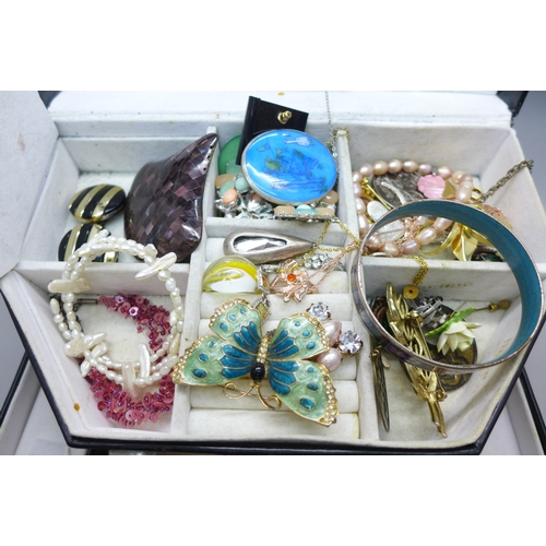 2015 - A collection of costume jewellery in a jewellery case