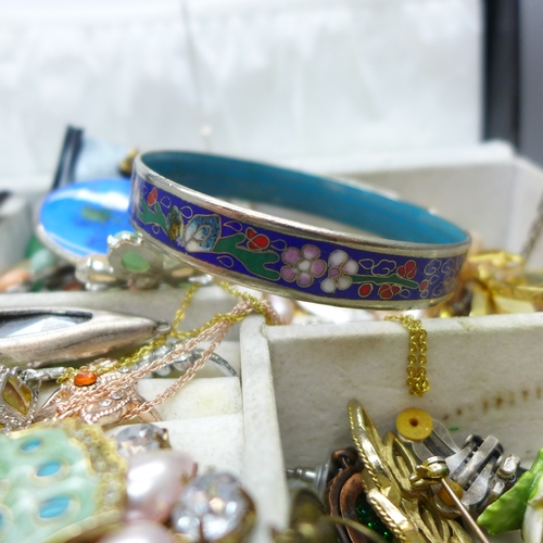 2015 - A collection of costume jewellery in a jewellery case