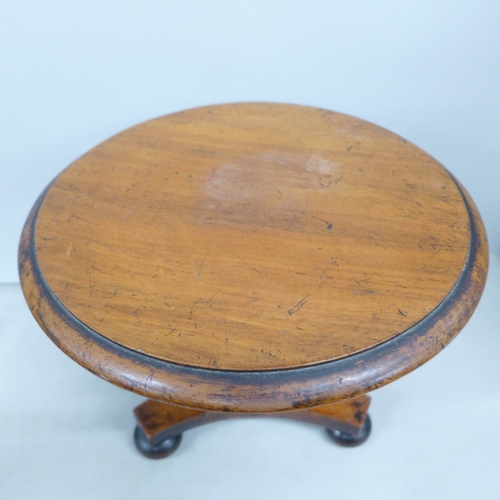 2021 - A Victorian mahogany apprentice piece tilt-top breakfast table, 25.5cm diameter